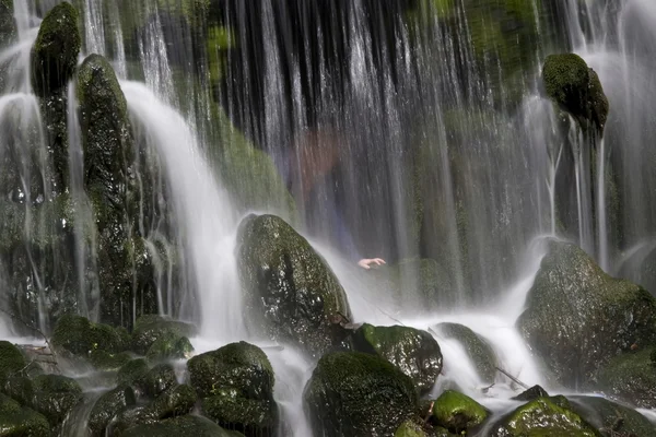 Visitor stands behind the Grand Waterfall in park Sonsbeek in Arnhem, Netherlands — Stock Photo, Image