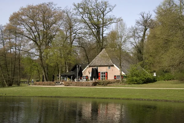 Étang et ferme et restaurant Brasserie dans le parc Sonsbeek à Arnhem, Pays-Bas — Photo