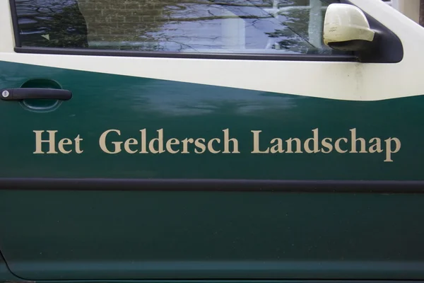 Autobesitz der Naturschutzorganisation geldersch landscape in zypendaal park in arnhem, Niederlande — Stockfoto