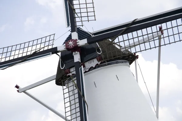 Molino en Arnhem que tiene una madera, paja, campana Inglés, Países Bajos — Foto de Stock