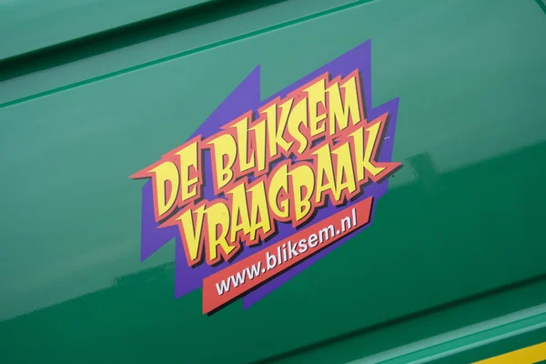 Indicação de oráculo relâmpago em Hoogeveen em um carro verde, Países Baixos — Fotografia de Stock