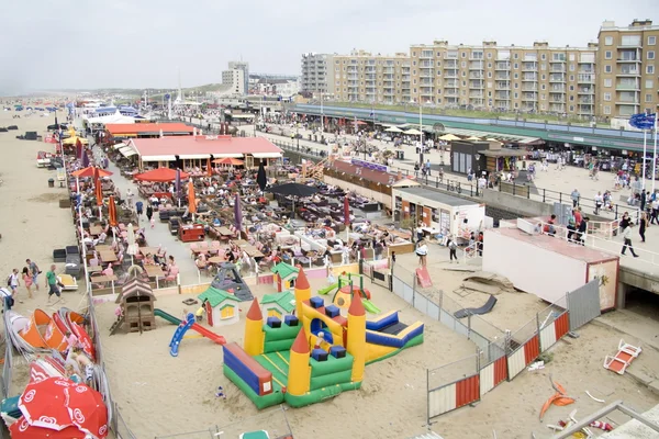 Terrasse und Strand in scheveningen, Niederlande — Stockfoto