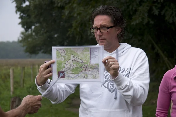 Explanation During the battle tour through Arnhem and Oosterbeek, Netherlands — Stock Photo, Image