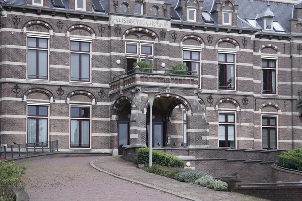 Het Elisabeth Ziekenhuis (ook: St. Elizabeth's ziekenhuis) is een voormalige ziekenhuis in de Nederlandse stad Arnhem — Stockfoto