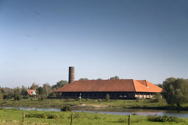 En titt på den f.d. tegelbruk elden från rosandapolder i arnhem, Nederländerna — Stockfoto