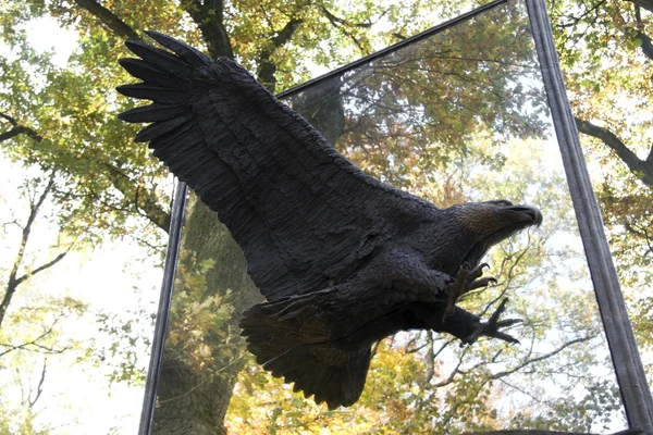 Obra de arte en forma de ave rapaz en el parque de Arnhem Klarenbeek del artista Hieronymus Sistermans, Países Bajos — Foto de Stock