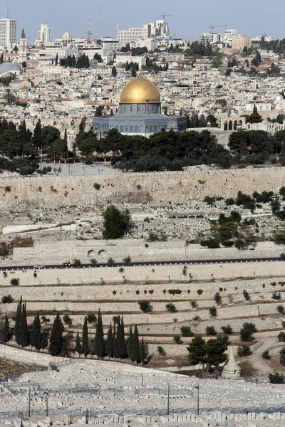 Kijken naar Jeruzalem van de Olijfberg, Israël — Stockfoto