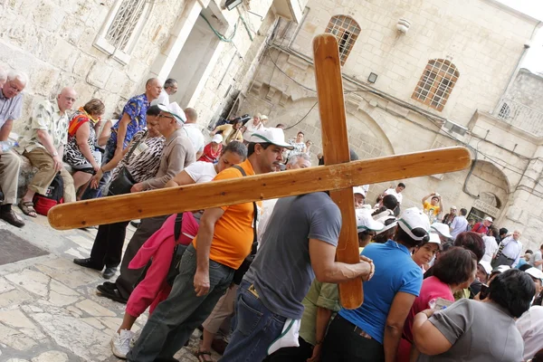 Ritueel van het Kruis doorlopen van het plein van de Heilige Grafkerk in Jeruzalem, Israël — Stockfoto