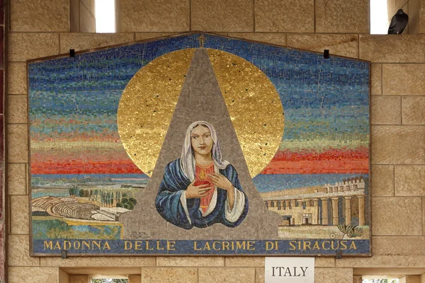 Mosaico de la Virgen sobre un muro de la Iglesia de la Anunciación, Nazaret, Israel —  Fotos de Stock