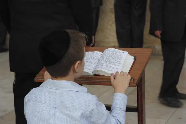Młody człowiek czytanie z toran w szabat w Jerozolimie, Izrael Obrazek Stockowy