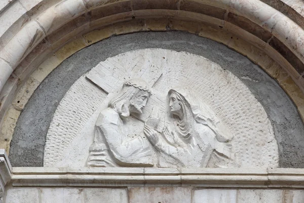 Sculpture depicting Mary Magdalene and Jesus carries the Cross, Jerusalem, Israel — Stock Photo, Image