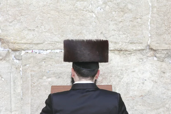 Joven con sombrero alto y atado rezando en el Muro de los Lamentos en Jerusalén, Israel —  Fotos de Stock