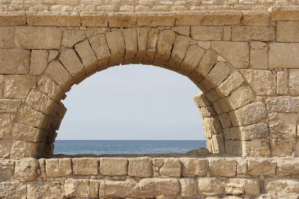 Ψάχνει να Μεσόγειο μέσα από την αψίδα του υδραγωγείου, Καισάρεια, Ισραήλ — Φωτογραφία Αρχείου