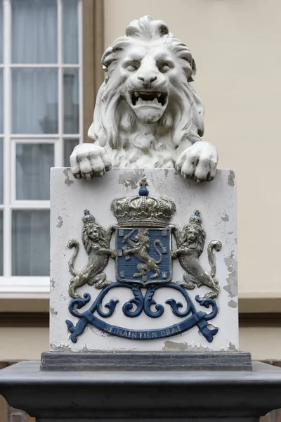 Crowned Lion at the entrance of the main building of Bronbeek in Arnhem — Stock Photo, Image