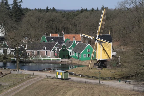 ザーンセ地域を見て、スタンド アーネム、オランダのオランダ野外博物館でミル フォルトゥインからミル — ストック写真