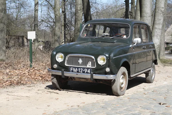 Vintage Renault 4 en el Museo Holandés al Aire Libre en Arnhem, Países Bajos — Foto de Stock