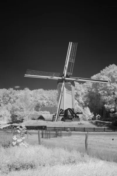 Fotografia infravermelha do moinho de vento — Fotografia de Stock