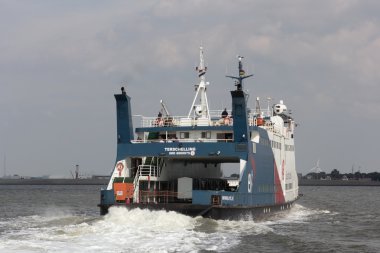 harlingen, Hollanda liman içine feribot yelken