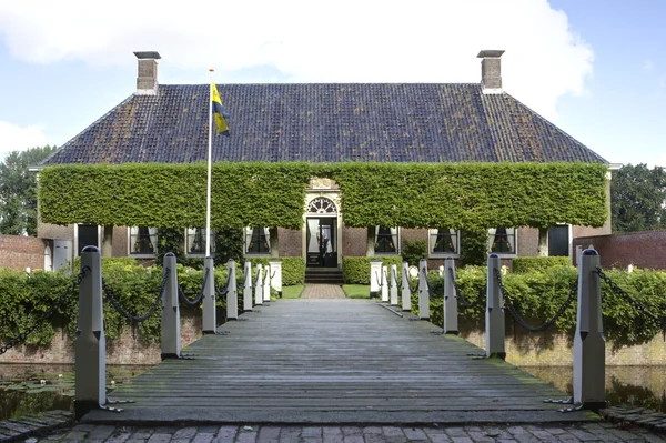 Gångväg till borg verhildersum, Nederländerna — Stockfoto