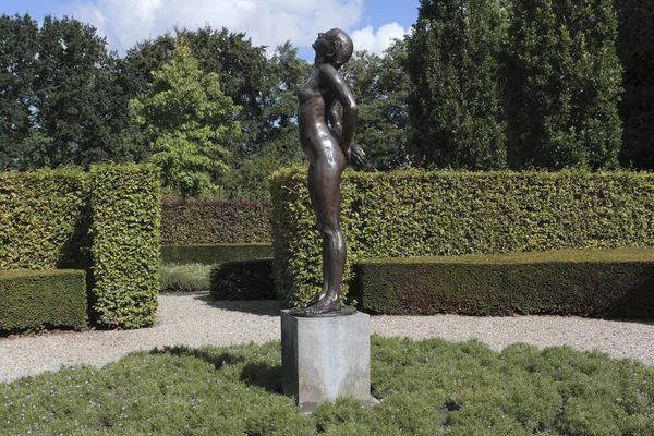 Bronzová socha v zahradě statku verhildersum, Nizozemsko — Stock fotografie