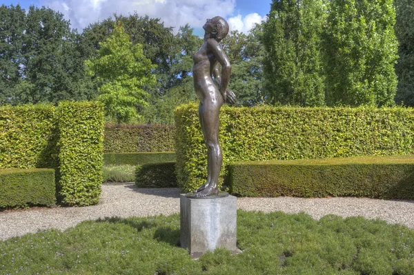 Bronze statue in garden estate Verhildersum, Netherlands — Stock Photo, Image