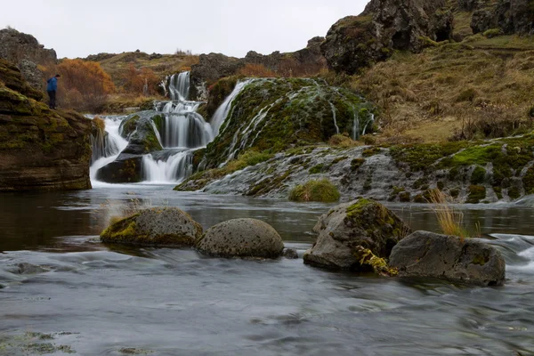 La cascada en el valle de la montaña Islandia — Foto de Stock