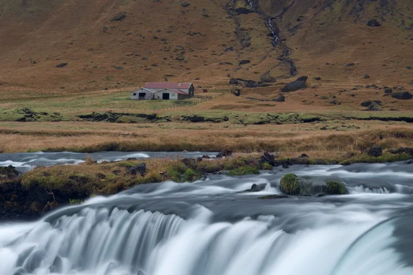 Potok v horském údolí Islandu — Stock fotografie