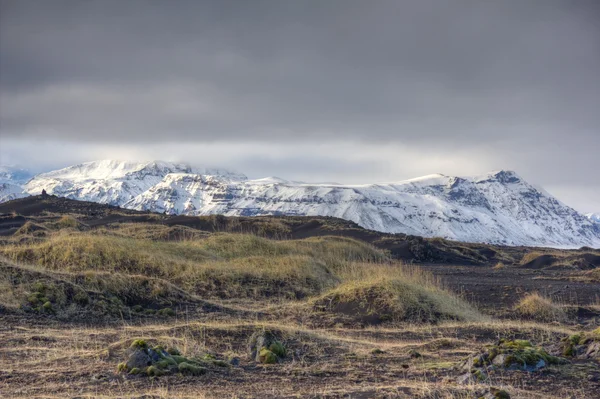 Snötäckta bergslandskap, Island — Stockfoto