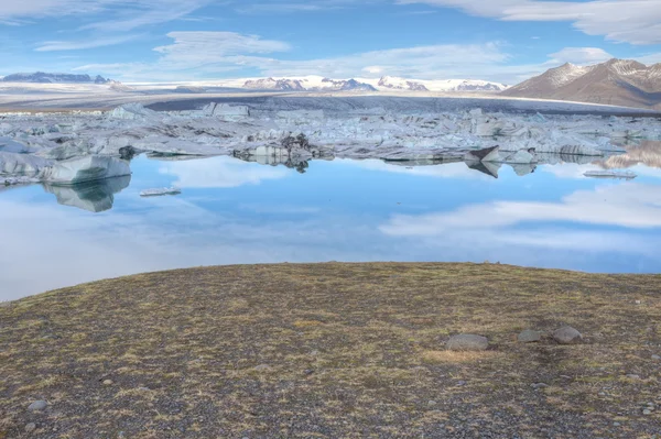 Ledovcové jezero a horské scenérie, Island — Stock fotografie