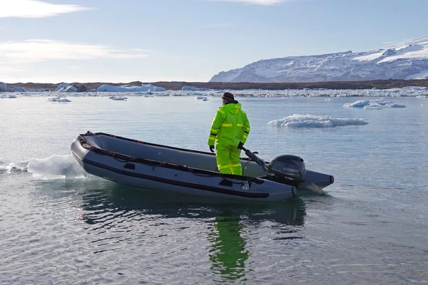 Reddingsboot in gletsjermeer Stockfoto