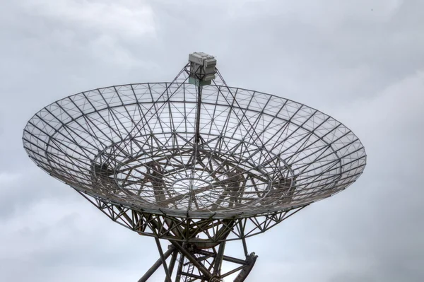 Antena parabólica em razão do antigo campo de concentração Westerbork, Países Baixos — Fotografia de Stock