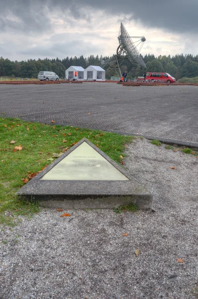 Trabajo en la piedra conmemorativa en 102.000 Camp Westerbork, Países Bajos —  Fotos de Stock