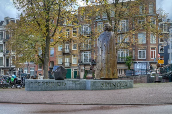 Statue av Spinoza i Amsterdam, Nederland – stockfoto