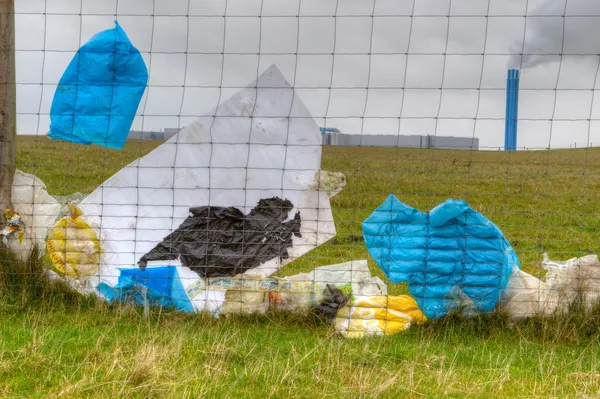 Wijster, Hollanda plastik atık aterro rüzgara karşı çit tarafından üflenir — Stok fotoğraf