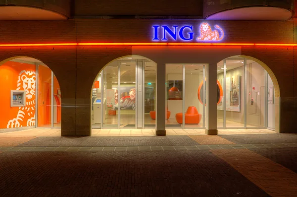 Fotografia noturna da filial do ING The Haagje em Hoogeveen, Países Baixos — Fotografia de Stock