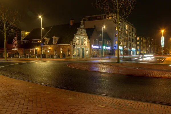 Večerní shot z kruhového objezdu u kříže v hoogeveen, Nizozemsko — Stock fotografie