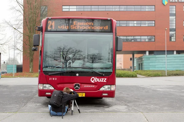 Photographer photographing bus — Stock Photo, Image