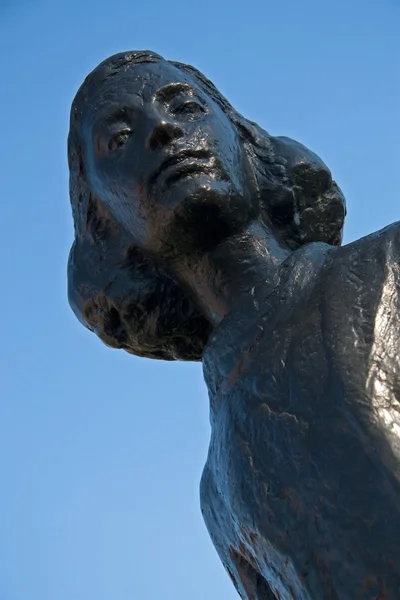 Amsterdam, Nederland - 17 februari 2008: standbeeld van anne frank aan merwedeplein in amsterdam. — Stockfoto