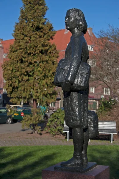 Amsterdam, Nederländerna -17 februari 2008: bronsstaty av anne frank på merwedeplein designad av jet schepp. statyn utstrålar hopp. — Stockfoto