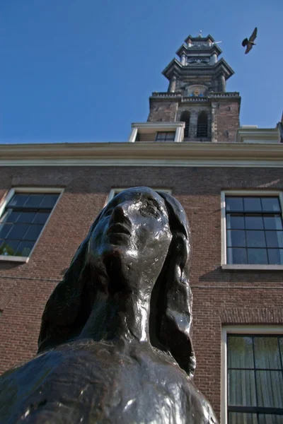 Ámsterdam, Países Bajos - 8 de agosto de 2008: estatua de bronce de Ana Frank — Foto de Stock