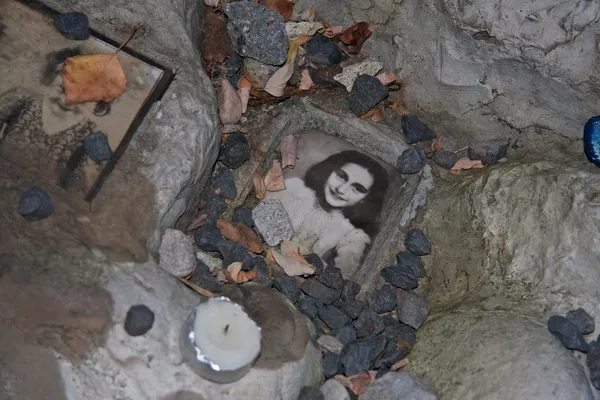 Auschwitz, Poland - November 8, 2008: photo of Anne Frank at the children's memorial at the Jewish cemetery in Warsaw, Poland. — Stock Photo, Image