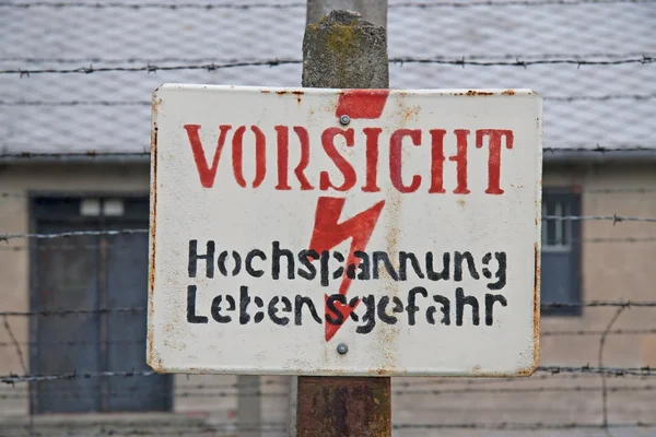 Auschwitz, polen - 4. November 2008: Warnschild im ehemaligen Konzentrations- und Vernichtungslager auschwitz-birkenau in polen. — Stockfoto