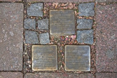 Amsterdam, Hollanda - 21 Kasım 2010: tökezleyerek taşlar hatırlatmak platz 1 Aachen, Almanya papaz frank ailesinin konaklama.
