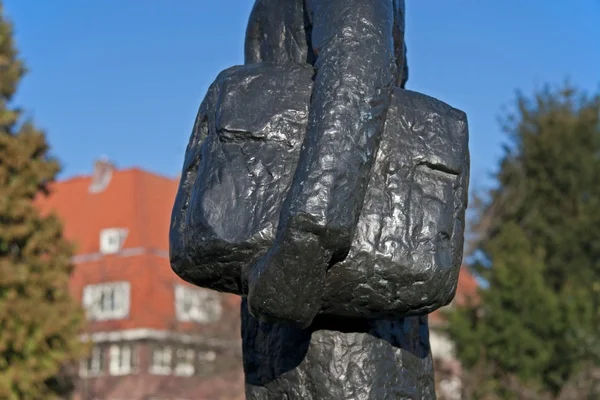 Amsterdam, niederlande - 17. februar 2008: detail der tasche der statue von anne frank am merwedeplein in amsterdam. — Stockfoto
