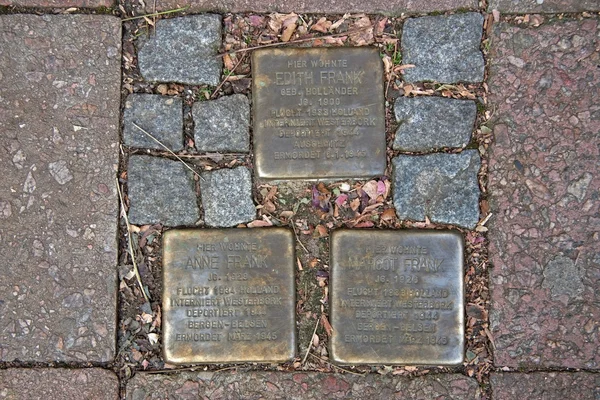 Amsterdam, Países Bajos - 21 de noviembre de 2010: Stumbling Stones recuerda la estancia de la familia Frank al Pastor Platz 1 en Aquisgrán, Alemania . — Foto de Stock