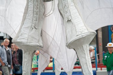 Hoogeveen, Hollanda: Ağustos 18, 2011 - yakın sokak Tiyatrosu grubu kapat perdelik, hoogeveen, Hollanda bir parçası kanatlı leydisi