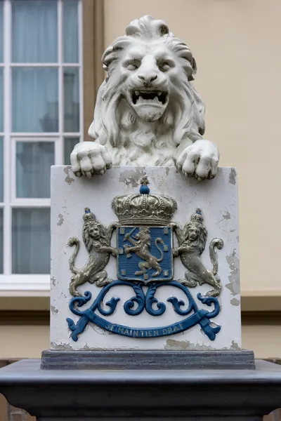 Crowned lion to the main entrance of Bronbeek in Arnhem, Netherlands — Stock Photo, Image