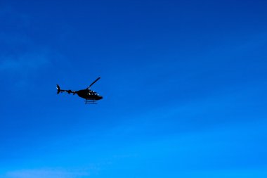 İzlanda mavi gökyüzünde uçan helikopter