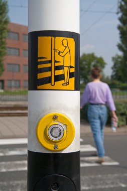 denhaag, Hollanda: Ağustos 21, 2011 - kadın geçerken zebra geçerken denhaag, Hollanda