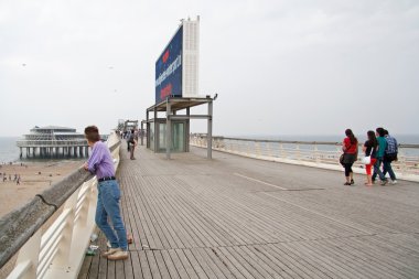 denhaag, Hollanda: Ağustos 21, 2011 - pier scheveningen ve erkek ziyaretçi olarak
